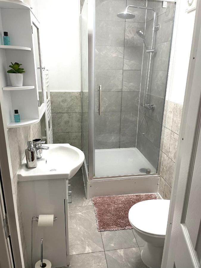 Supreme - 1 Bedroom Apart Sleeps 4 Short/Long Stay Джилингам Екстериор снимка