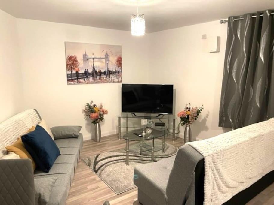 Supreme - 1 Bedroom Apart Sleeps 4 Short/Long Stay Джилингам Екстериор снимка