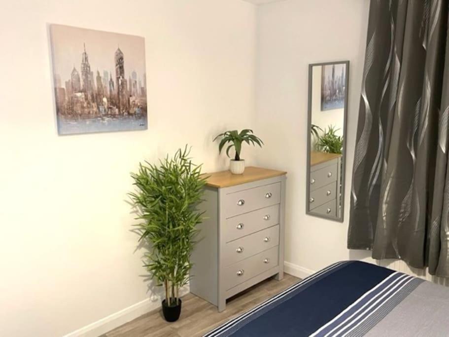 Supreme - 1 Bedroom Apart Sleeps 4 Short/Long Stay Джилингам Екстериор снимка