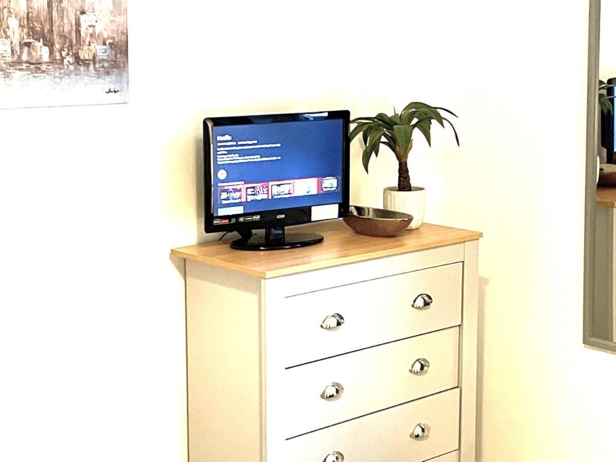 Supreme - 1 Bedroom Apart Sleeps 4 Short/Long Stay Джилингам Екстериор снимка